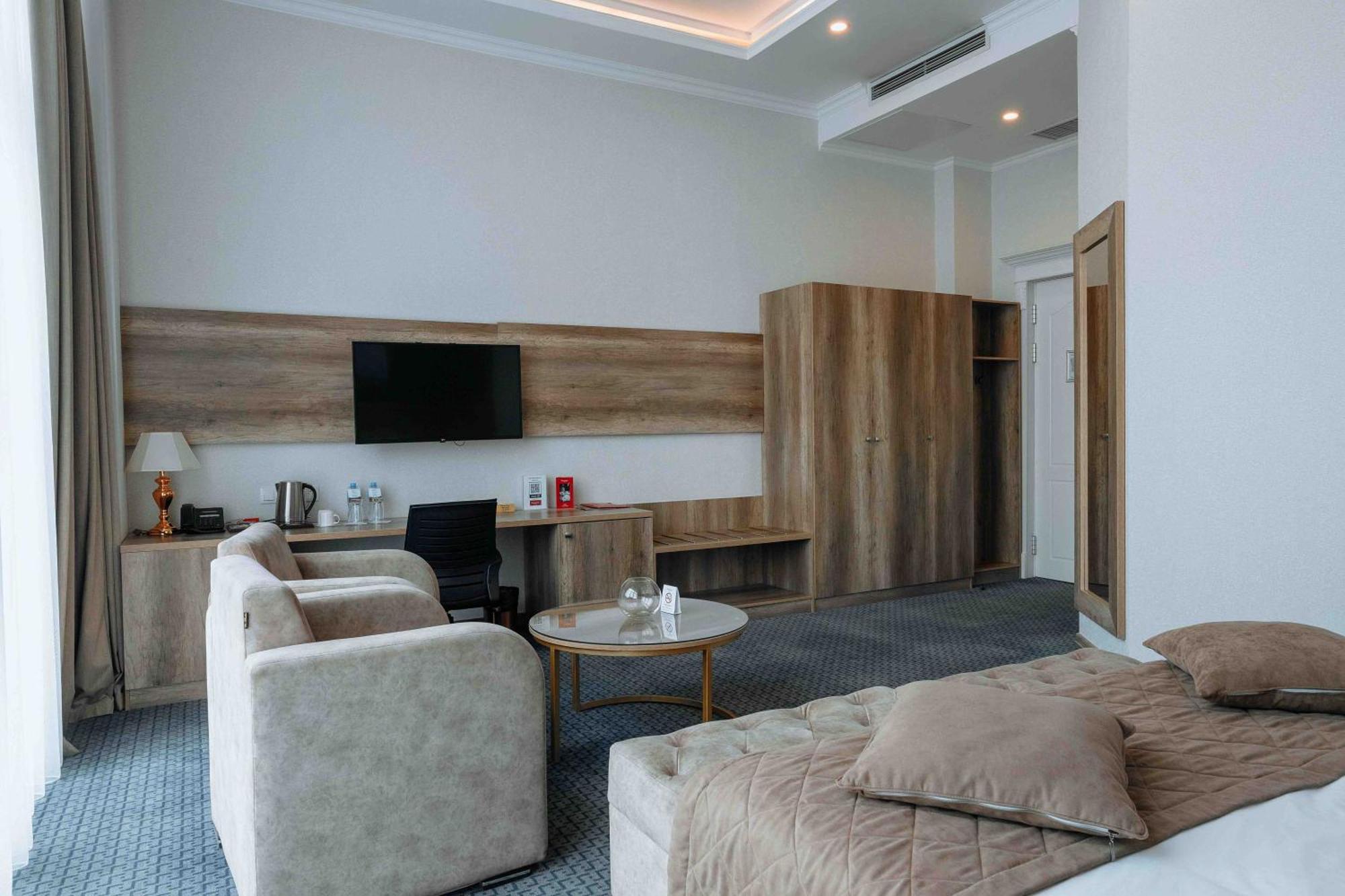 Ramada By Wyndham Shymkent Hotel ภายนอก รูปภาพ