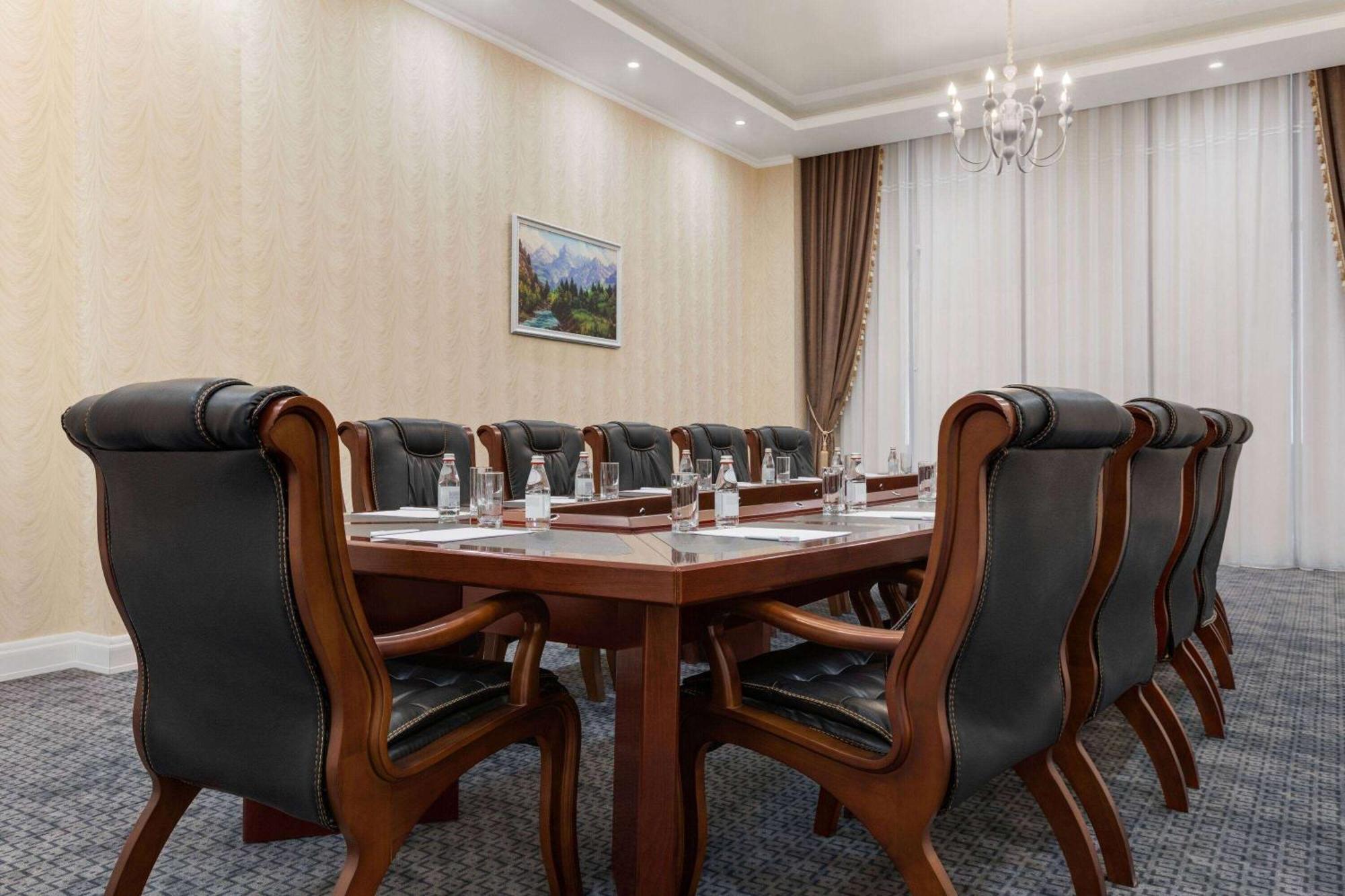 Ramada By Wyndham Shymkent Hotel ภายนอก รูปภาพ