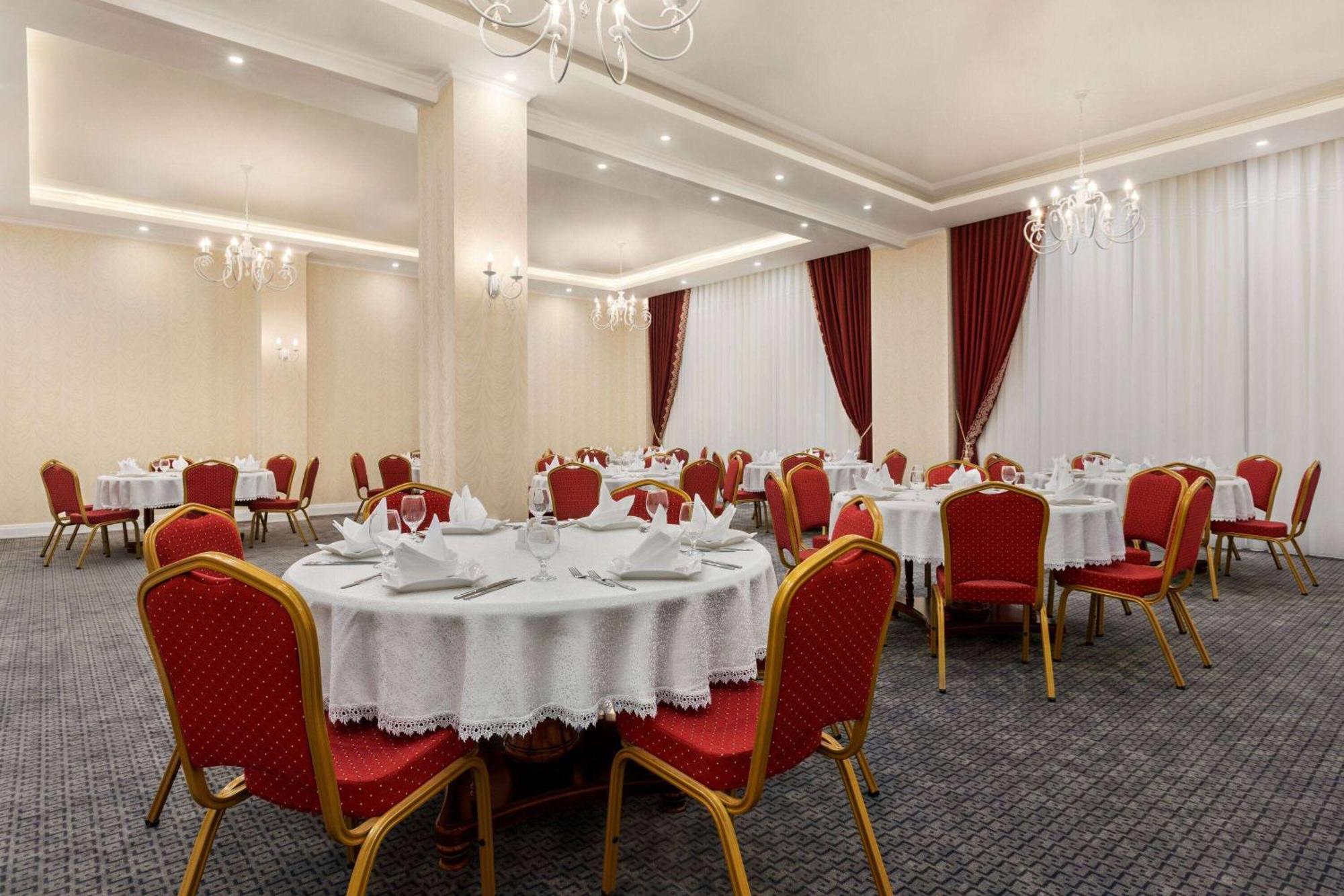 Ramada By Wyndham Shymkent Hotel ภายนอก รูปภาพ